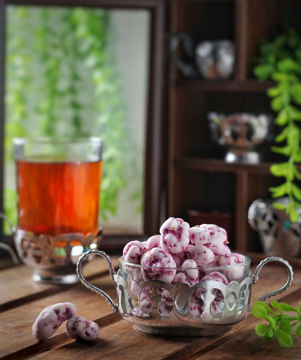 نقل با مغز گردو و طعم گل محمدی