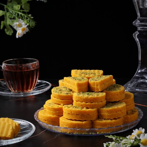 حلوای زعفرانی دیس با چای